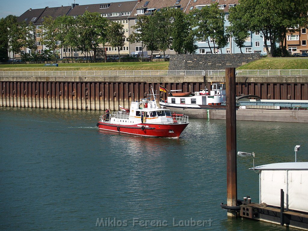 Einsatz Loeschboot Rettungsboot PRhein Koeln Rodenkirchen P25.JPG
